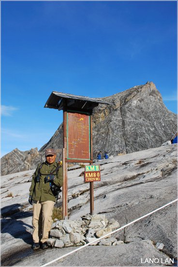 Abang Rabani pose for my camera during my 1st assignment at Mount Kinabalu Climbathon back in 2009